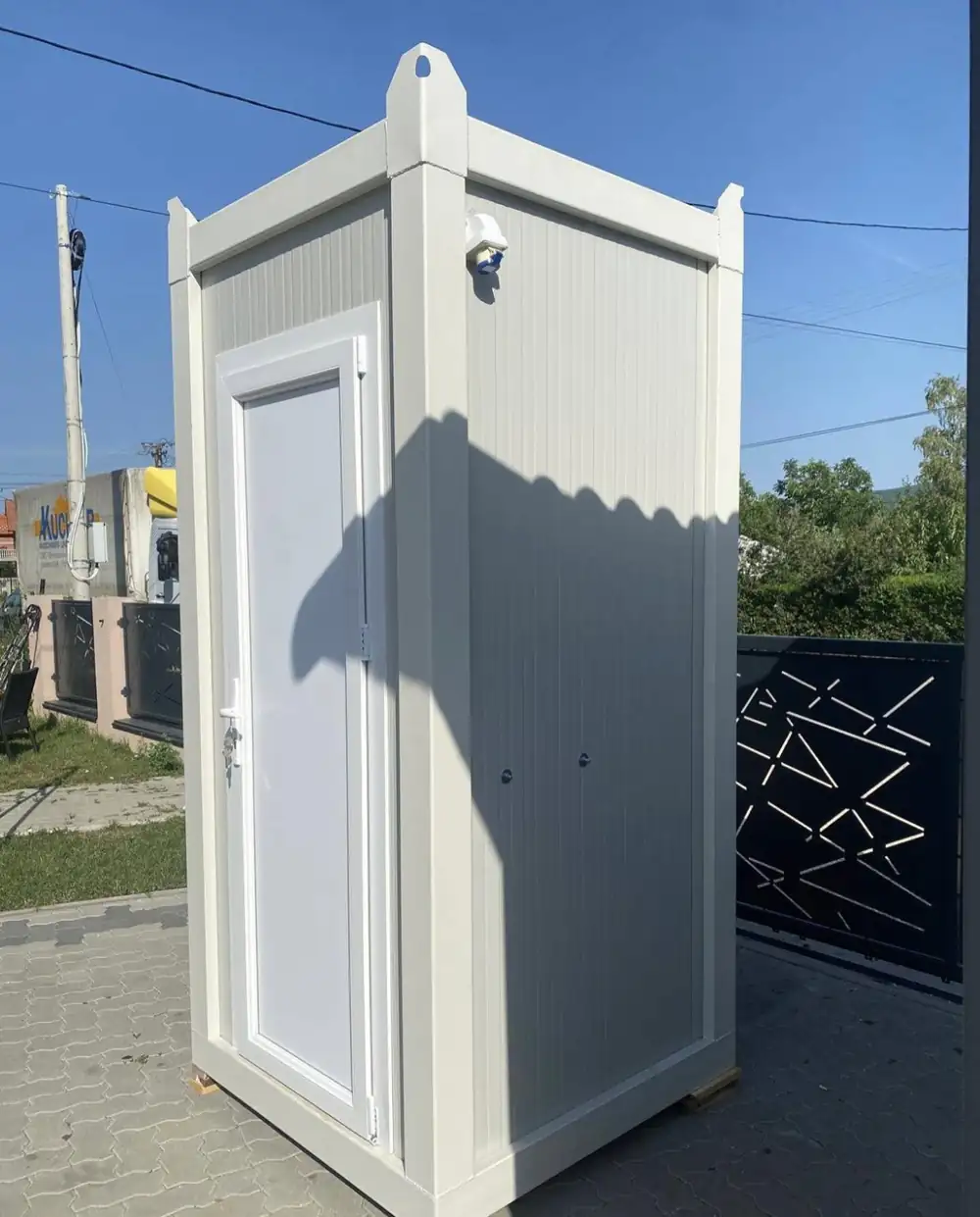 White deluxe flushing cabin for a wedding